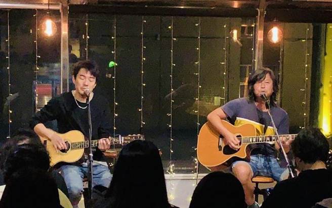 「四分衛」樂團日前在「海邊的卡夫卡」舉辦不插電演唱會。（翰森娛樂提供）