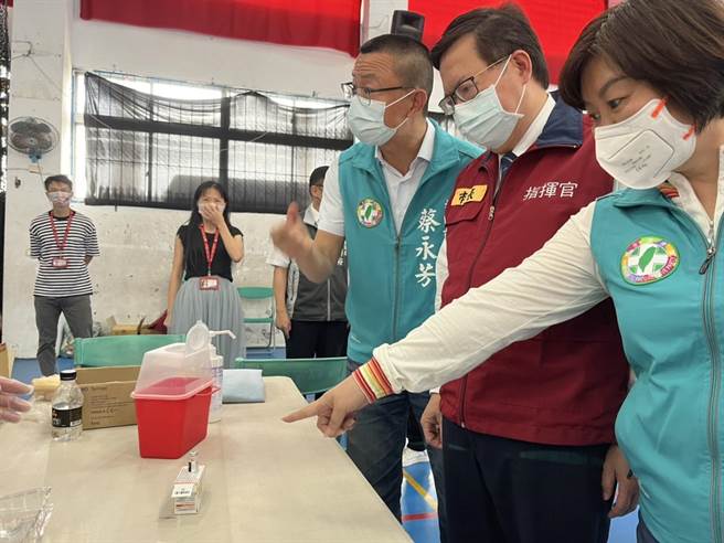 桃园市长郑文灿1日前往八德区大成国小视察疫苗快打站的接种情形。（陈梦茹摄）