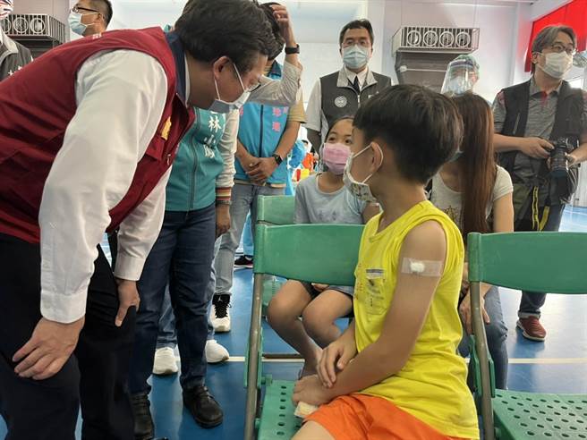 桃园市长郑文灿关心接种完疫苗的学童。（陈梦茹摄）