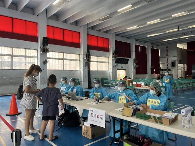 大成国小儿童BNT疫苗快打站有不少家长带着孩子来接种。（陈梦茹摄）