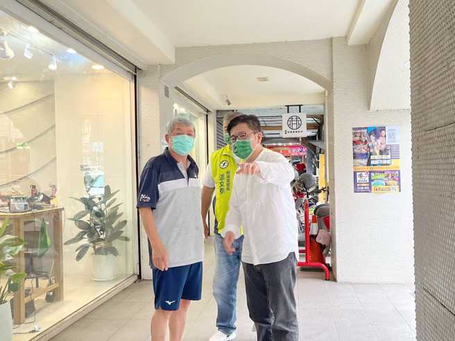 行政院顾问郑宏辉（右）。（图／取自郑宏辉脸书）