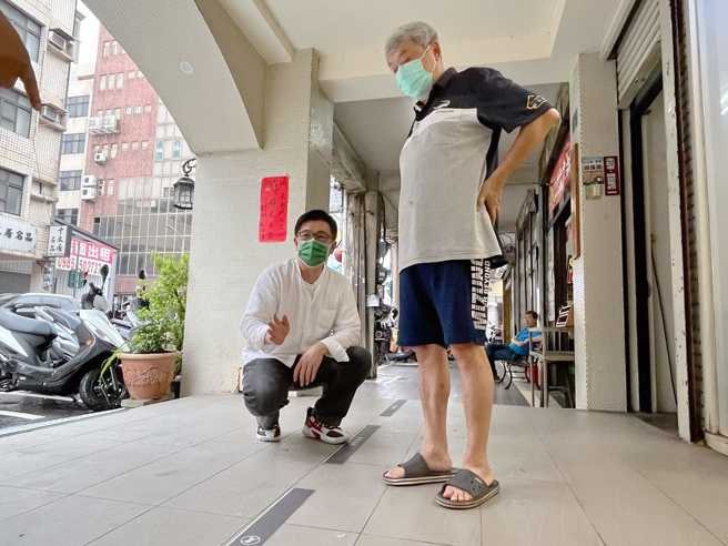 行政院顾问郑宏辉（左）。（图／取自郑宏辉脸书）