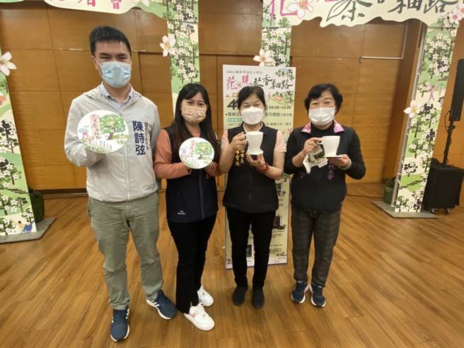 頭份市長羅雪珠（右2）與市代會副主席白珠珍（右）為頭份市自強文教大樓興建案交火。（頭份市公所提供／謝明俊苗栗傳真）