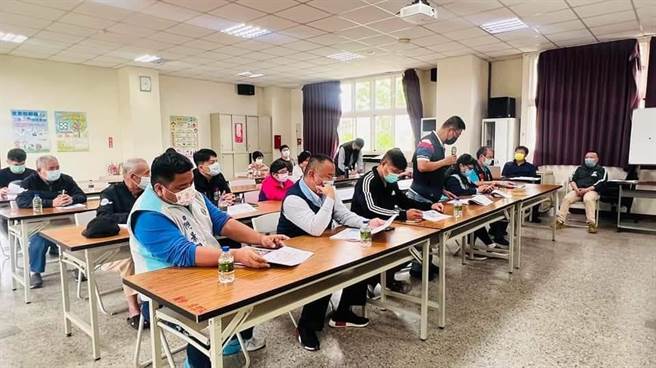 頭份市自強文教大樓興建案，支持興建的市代表及里長出席說明會。（頭份市公所提供／謝明俊苗栗傳真）