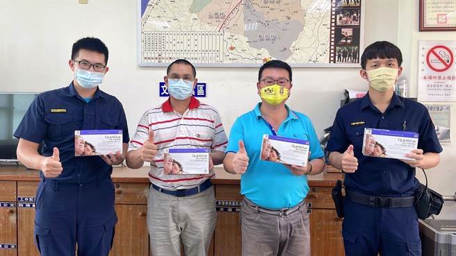警察之友會通霄、苑裡及西湖辦事處，聯合捐贈通霄分局350份快篩劑。（通霄分局提供／李京昇苗栗傳真）