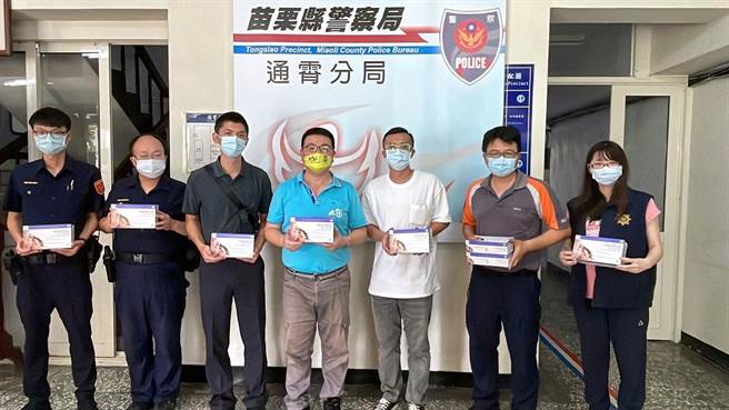 警察之友會通霄、苑裡及西湖辦事處，聯合捐贈通霄分局350份快篩劑。（通霄分局提供／李京昇苗栗傳真）