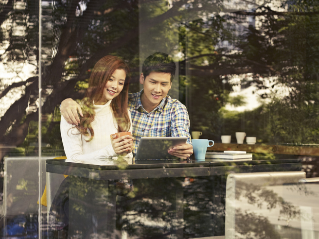 星座运势网站分析12星座最佳恋爱对象的人选，金牛座最容易谈办公室恋爱，巨蟹座生活圈小，容易和朋友日久生情。（示意图／shutterstock）