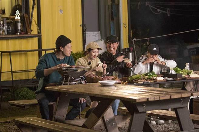 《花甲少年趣旅行》最新一集的行程由赵树海、田丽、张景岚、罗宏正接棒前往台东。（东森提供）