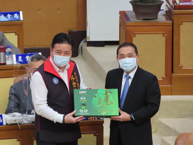 防疫遇上丧母 新北议员林金结送上鸡精盼侯友宜补一补。（叶德正摄）