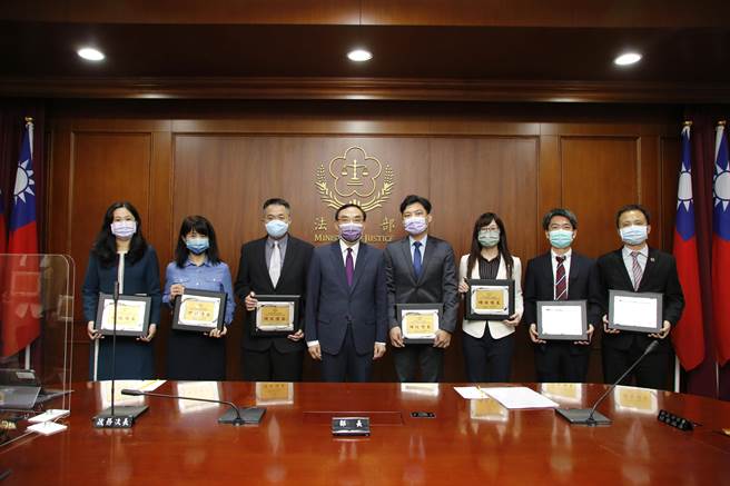 法務部長蔡清祥表揚台北地檢署7個排怨計畫績優檢察官（法務部提供）