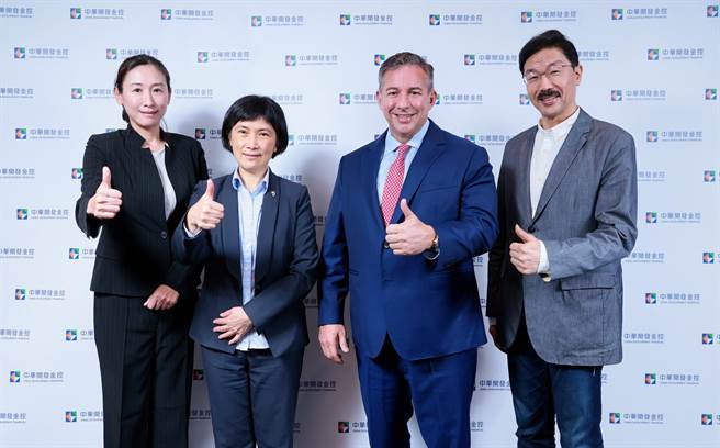 左起开发金控财务长黄碧玲、中国人寿总经理黄淑芬、开发金控总经理庞德明、开发金控幕僚长暨发言人张立荃。（开发金提供）