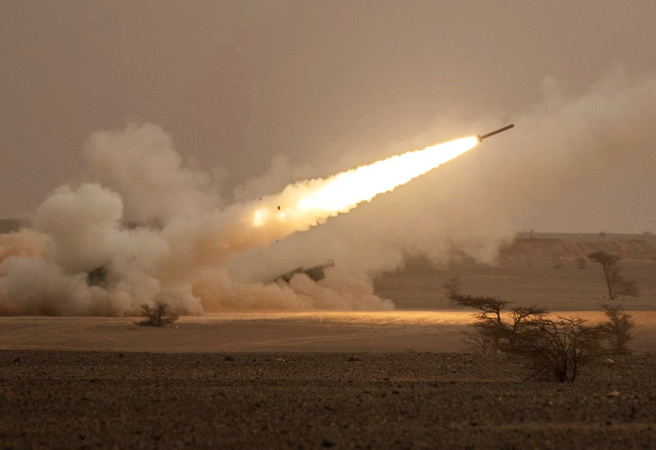 美国稍早宣布将提供乌克兰「海马斯」（HIMARS）多管火箭发射系统，俄罗斯副外长雷雅布可夫（Sergei Ryabkov）警告增加美俄直接对抗的风险。（资料照／美联社）