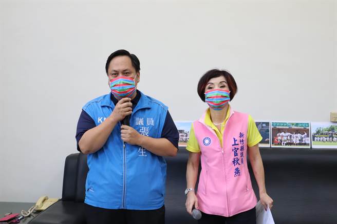 新竹县议员张益生（左）、上官秋燕为新竹县少棒队染疫事件开记者会，要求特定人士为造谣道歉。（邱立雅摄）