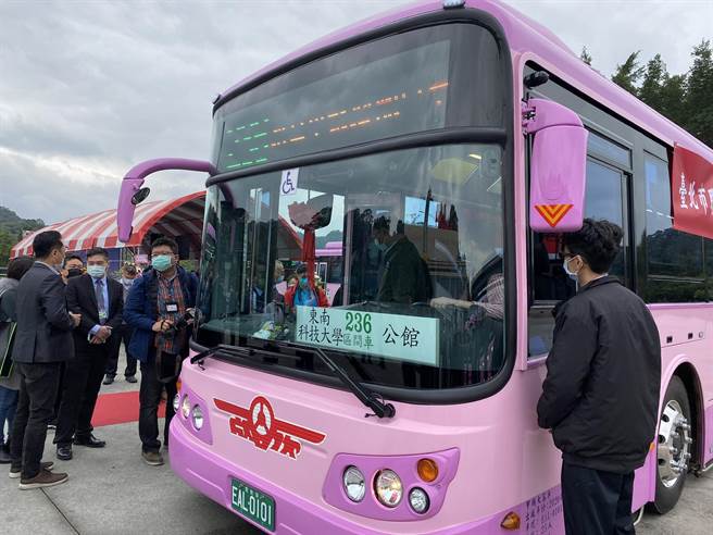 市議員張斯綱質疑，政府推動全面電動化公車，卻無配套因應，恐讓業者「買車容易、養很難」，承受大壓力。（本報資料照片）