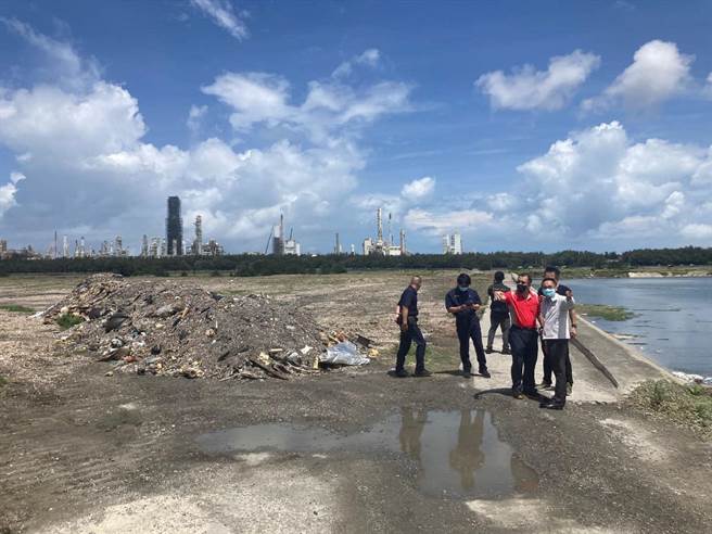 雲林縣麥寮鄉六輕隔離水道遭傾倒上百公噸廢棄物，警方以車追人鎖定犯嫌。（雲林離島工業區服務中心提供／張朝欣雲林傳真）