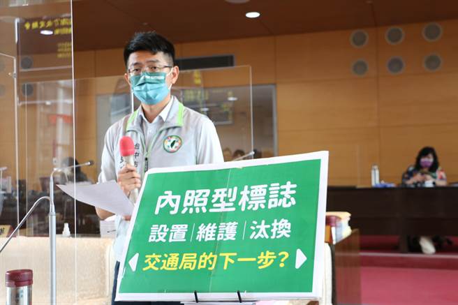 台中市议员黄守达指出，市区多条重要道路设有发光式路名牌，且多处有损坏情况，呼吁交通局盘点改善。(黄守达提供／林欣仪台中传真)