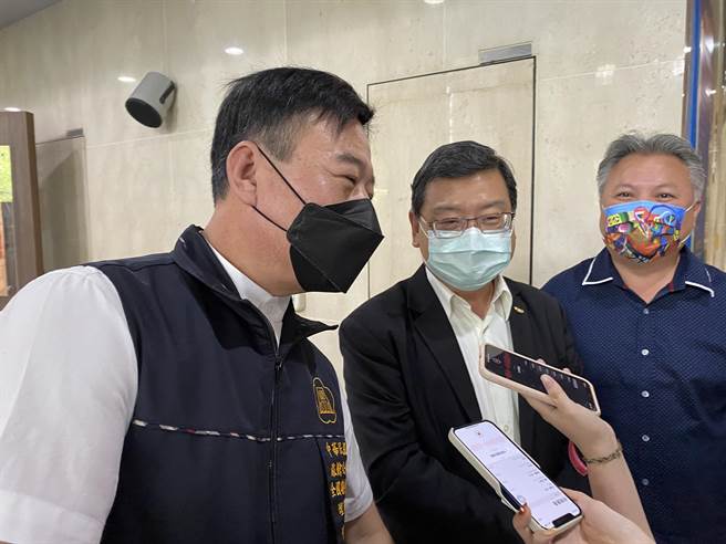 观光局长张锡聪（右二）表示，观光振兴补助将从9月1日提前至7月15日实施。（陈佑诚摄）