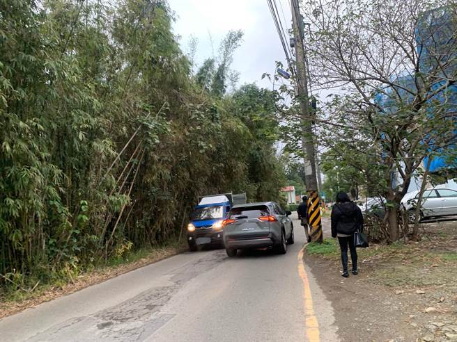 通往竹科的新竹市高峰路某些路段路幅不到7公尺宽，每逢尖峰时段必塞。（陈育贤摄）