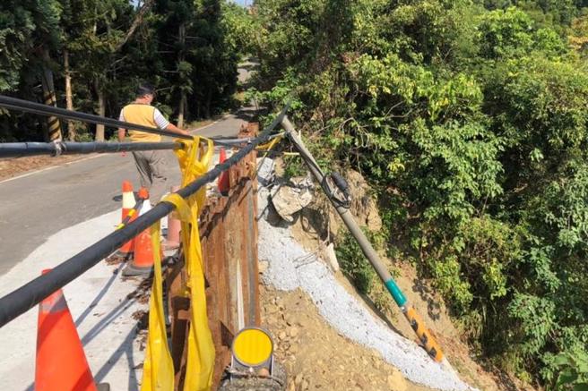   台南市左鎮區草山里南167線為308高地月世界旅遊觀景主要道路，在110年一波豪大雨後多處坍方，復建工程預計6月中旬進場施作。（圖/ 中央社）