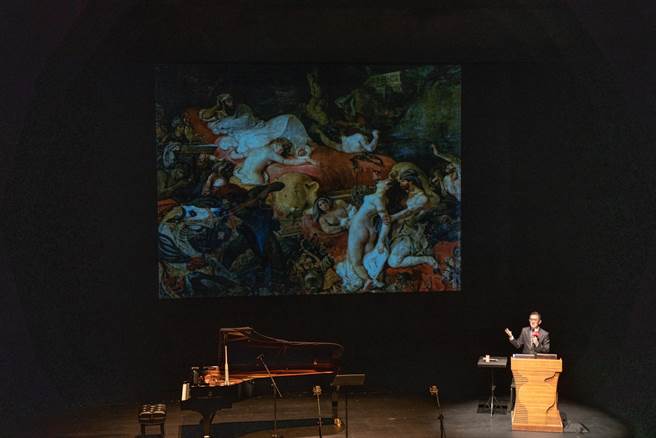 歌剧院沙龙《焦元溥疯歌剧》 讲座，焦元溥透过画作解释歌剧内容。（台中国家歌剧院提供／陈淑芬台中传真）