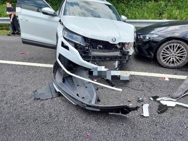 国道3号新北市中和路段北上37.2公里处，今天早上11时左右发生6车连环车祸，事故中共4人受伤。（警方提供／李奇叡新北传真）