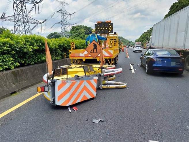 从监视器画面可以看见，45岁黄姓男子驾驶的白色轿车，因未注意前方路况，朝内侧车道的施工车直接撞去。（警方提供／李奇叡新北传真）