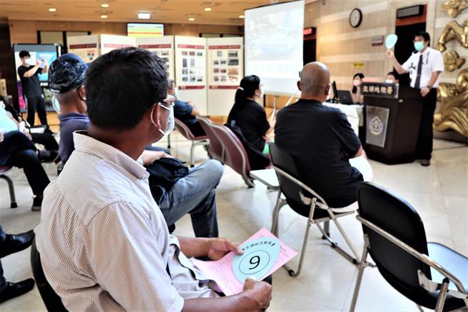 澎湖地檢署2艘船溢價標出141萬元，民眾笑稱船隻競標已「打敗不景氣」。（張茂雄攝）