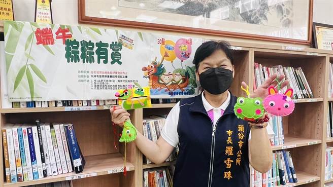 頭份市長羅雪珠歡迎大家來市立圖書館借書，可以集點換精美小禮品。（頭份市公所提供／謝明俊苗栗傳真）