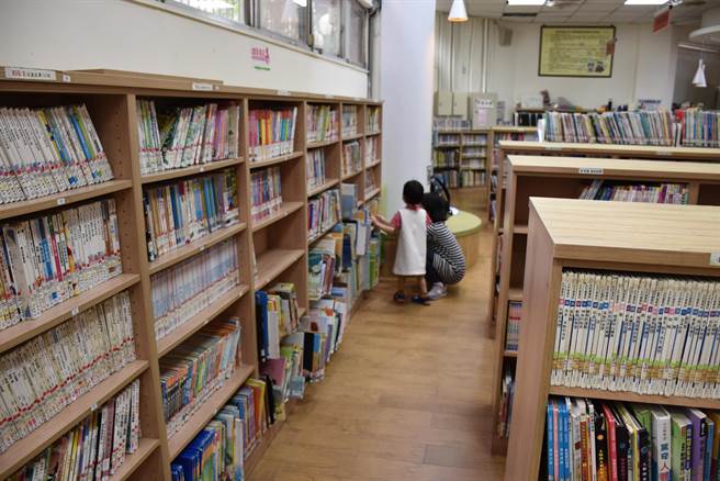 頭份市立圖書館推集點換贈品活動，鼓勵大家多到公共圖書館借閱。（謝明俊攝）