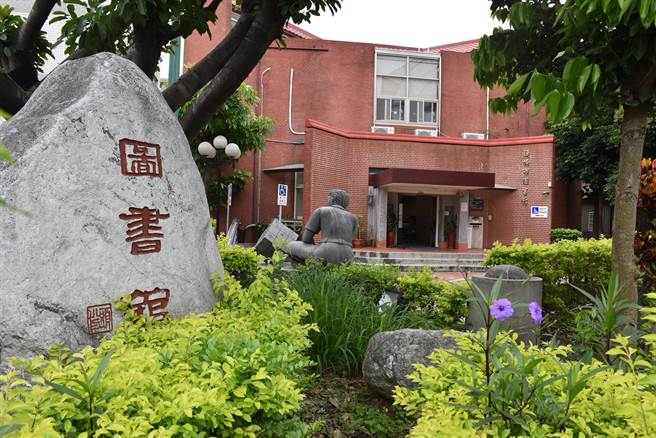 頭份市立圖書館推集點換贈品活動，鼓勵大家多到公共圖書館借閱。（謝明俊攝）