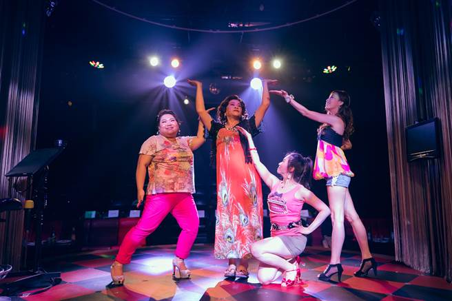 澎恰恰（中）在舞台剧中反串，还得又唱又跳2个半小时。（跃演剧团摄影林政亿提供）