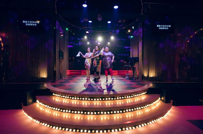 澎恰恰（中）喜爱舞台剧演出，但为了身体考量以及加速还债忍痛离开。（跃演剧团摄影林政亿提供）