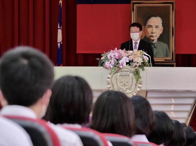 法务部调查局1日举行调查班第59期开学典礼，局长王俊力（后）致词勉励学员，希望学员砥砺品操、勤修工作专业知能，他表示，身为调查人员正人必先正己，品德操守标准要比一般公务员高。（图/ 中央社）