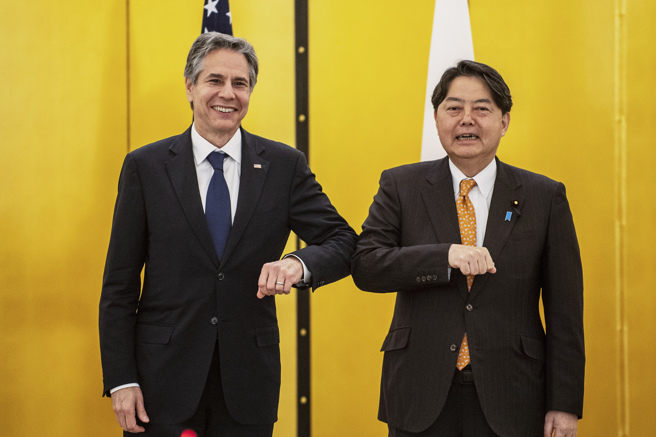 林芳正（右）确诊COVID-19，是第3位染疫的日本内阁阁员。（图／美联社）