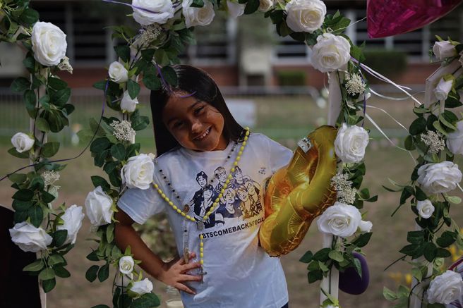 饱受创伤的美国德州尤瓦尔迪镇今天开始安葬校园枪击案遇害的19名小学孩童。(图／路透社)