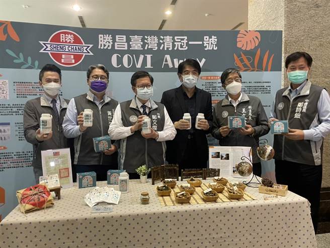 桃園市長鄭文燦（左三）參訪勝昌製藥廠，鼓勵中醫師在線上診療時視需要可開立台灣清冠一號處方箋。（呂筱蟬攝）