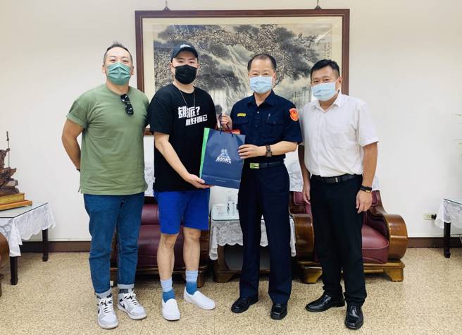 海神篮球队执行长李伟诚致赠球队球衣、纪念品予本局，也由局长黄明昭回赠本局骑警队的陶瓷杯组留念。(高雄市警察局提供)