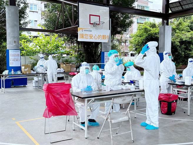 過去三個月內，羅東博愛醫院全力配合中央跟宜蘭縣政府指揮中心的政策，不僅擴增社區篩檢站及擴充全縣疫苗施打量，更承載縣內防疫專責住院病房及重症照護的需求。（羅東博愛醫院提供／吳佩蓉宜蘭傳真）