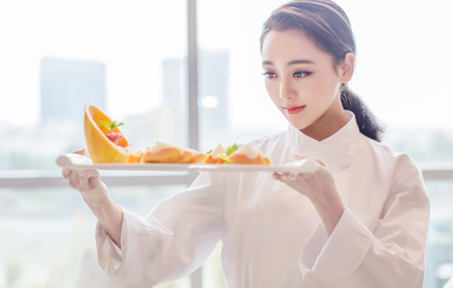 運勢命理網站分析12生肖最適合的職業，屬豬人從事餐飲業將能賺大錢。（示意圖／shutterstock）