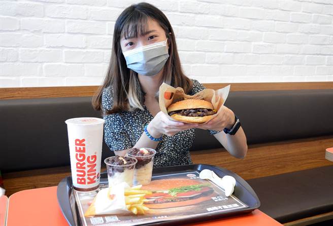 不畏疫情，汉堡王屏东展店，推出全球限定万丹红豆牛肉堡。(林和生摄)