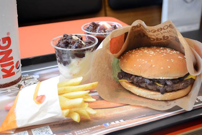 不畏疫情，汉堡王屏东展店，推出全球限定万丹红豆牛肉堡。(林和生摄)