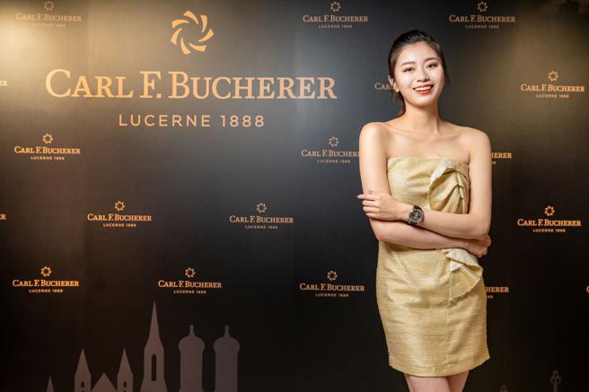 伊林名模李婉綺搶先佩戴台僅有5只的寶齊萊傳承系列年曆雙盤計時碼表城市限量表，難掩興奮心情。（Carl F. Bucherer提供）