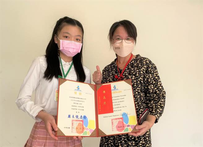 台东县关山国小毕业生何宜庭（左）获县长奖殊荣，校长陈文玲（右）开心祝贺。（蔡旻妤摄）