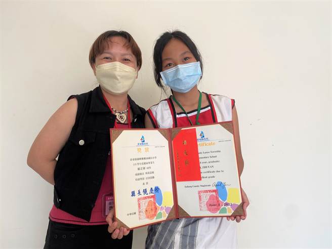 从兰屿乡特地搭机返台东领奖的椰油国小毕业生赖芷妍（右）与校长陈淑雯（左）。（蔡旻妤摄）