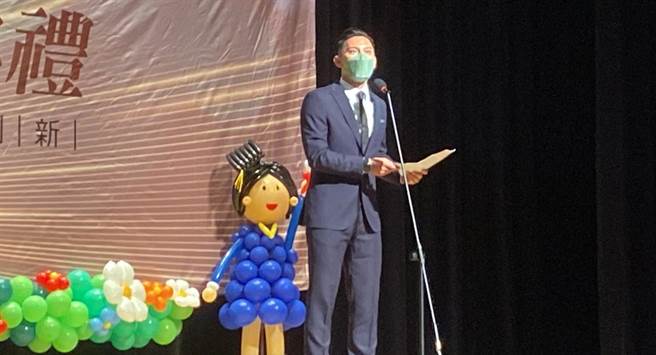 长滨国小校长张嘉华代表所有师长为受奖同学献上祝福，分享自身经歷给所有毕业生。（蔡旻妤摄）