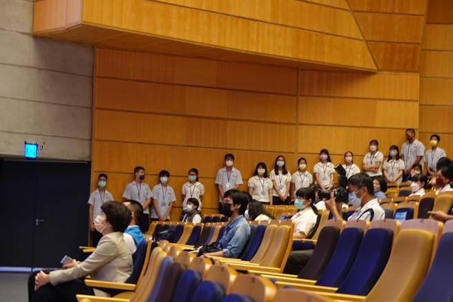 台东县府1日举办110学年度县长奖颁奖典礼，全县各国中小共230位毕业生获奖，因防疫需求不开放观礼，数千名家长也在线上一同见证。（蔡旻妤摄）