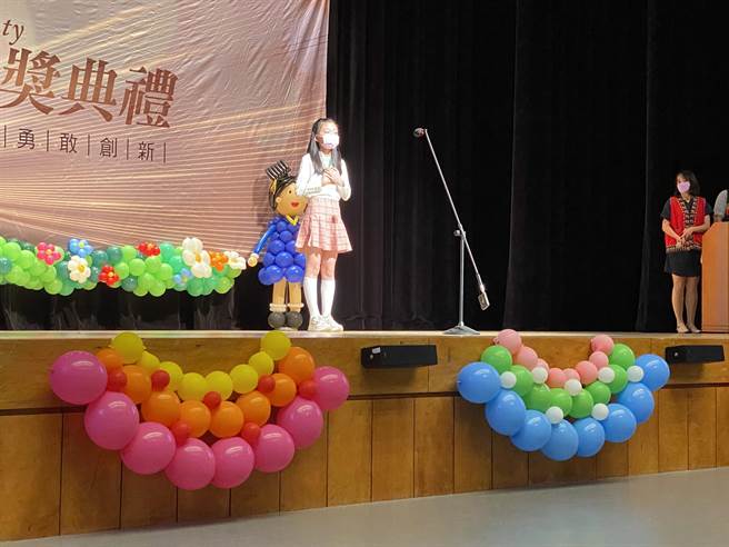 台东县府1日举办110学年度县长奖颁奖典礼，关山国小何宜庭代表毕业生致词。（蔡旻妤摄）