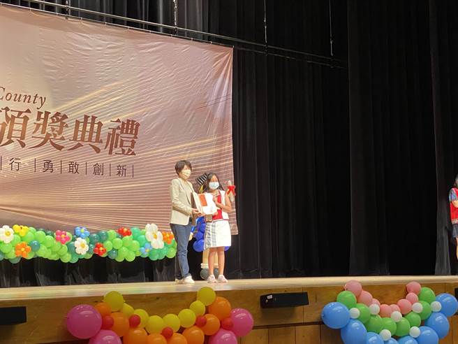 台东县府1日举办110学年度县长奖颁奖典礼。（蔡旻妤摄）