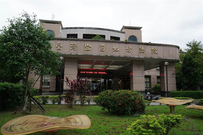 宜蘭縣呂姓男子因交通違規被警方攔查，竟持槍朝員警胸口射擊，宜蘭地院判他10年徒刑。（本報資料照片）