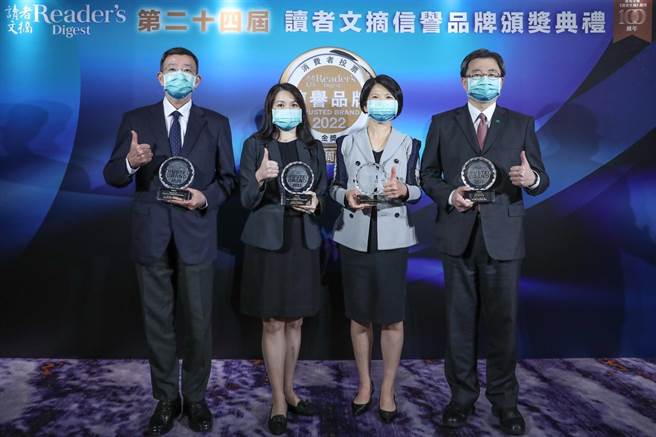 國泰抱回4大金獎，由國泰健康管理總經理陳崇佑（右1）、國泰產險副總經理翁翠柳（右2）、國泰人壽副總經理凃薏如（左2）、國泰建設副總經理林清樑共同出席領獎（左1）。（國泰金控提供）